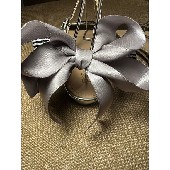 Silver Sandals with Bows- Big Girls size 3.5 Xian Meng Xian Ying - Picture 4 of 15